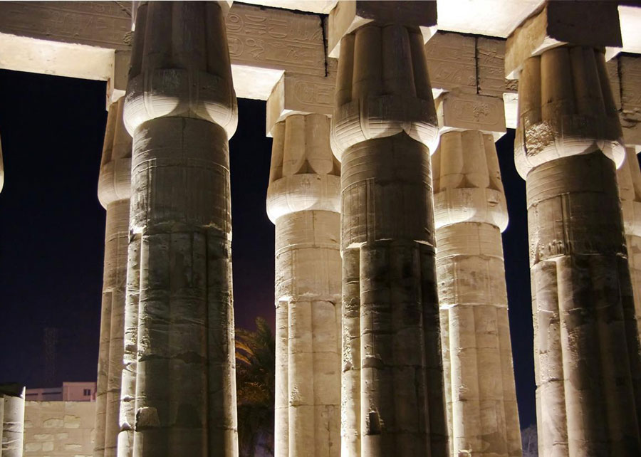 Columnas de noche en Luxor, Egipto