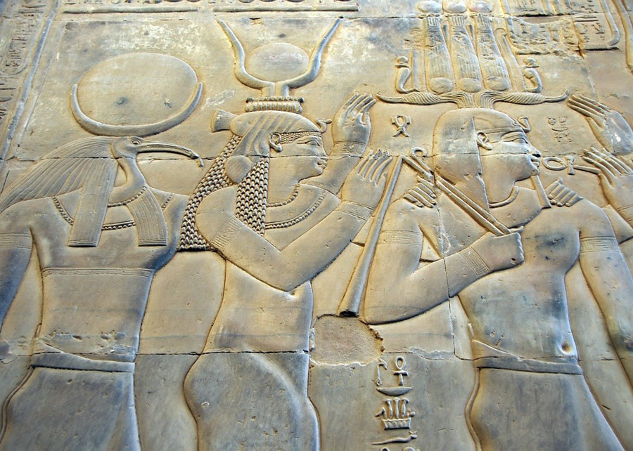 Relieves del templo Kom Ombo en Egipto
