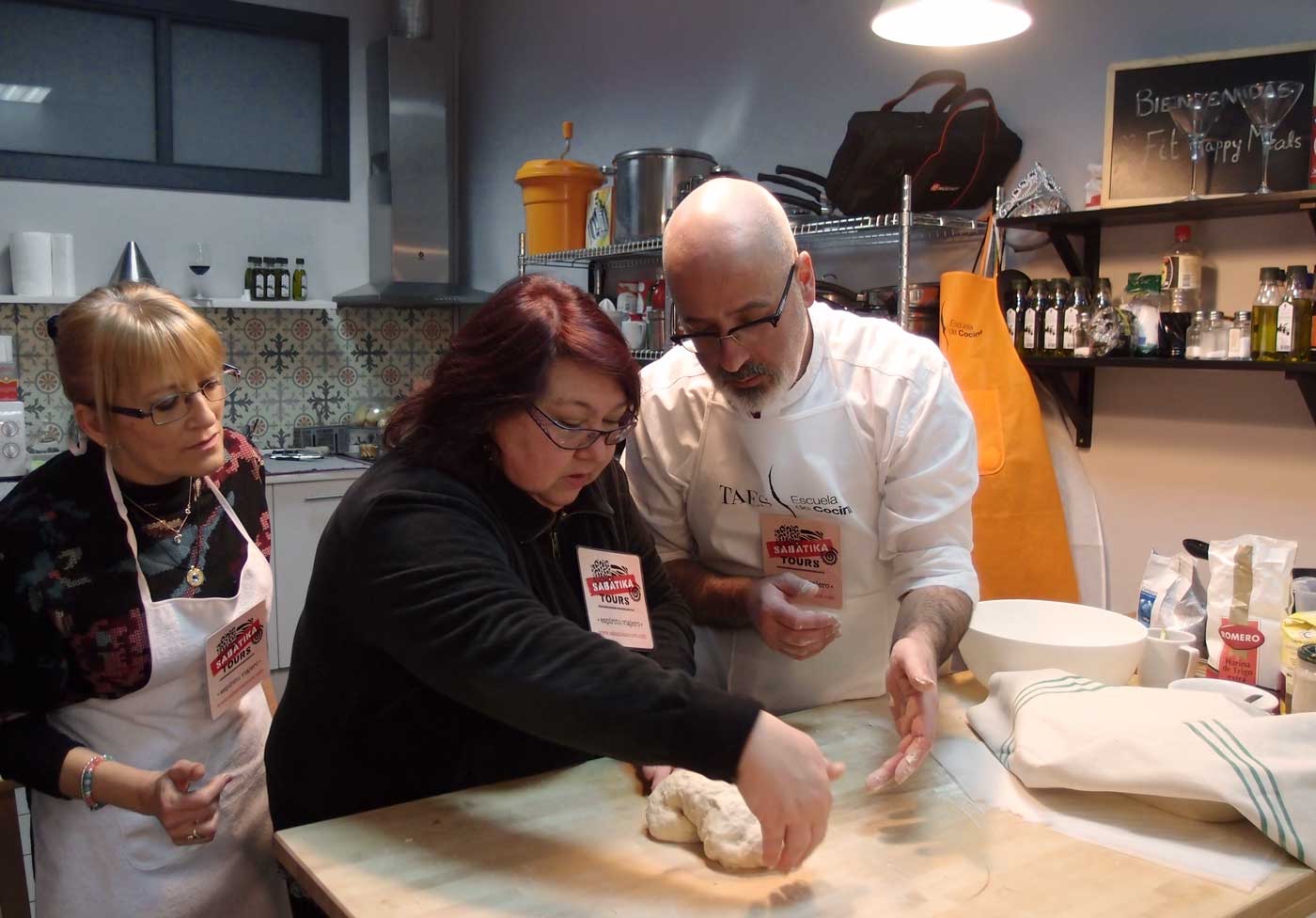 Pau Sanchis amasando en taller de pan en TAES
