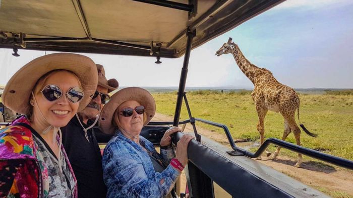 Familia durante Safari fotográfico en Kenia con una jirafa