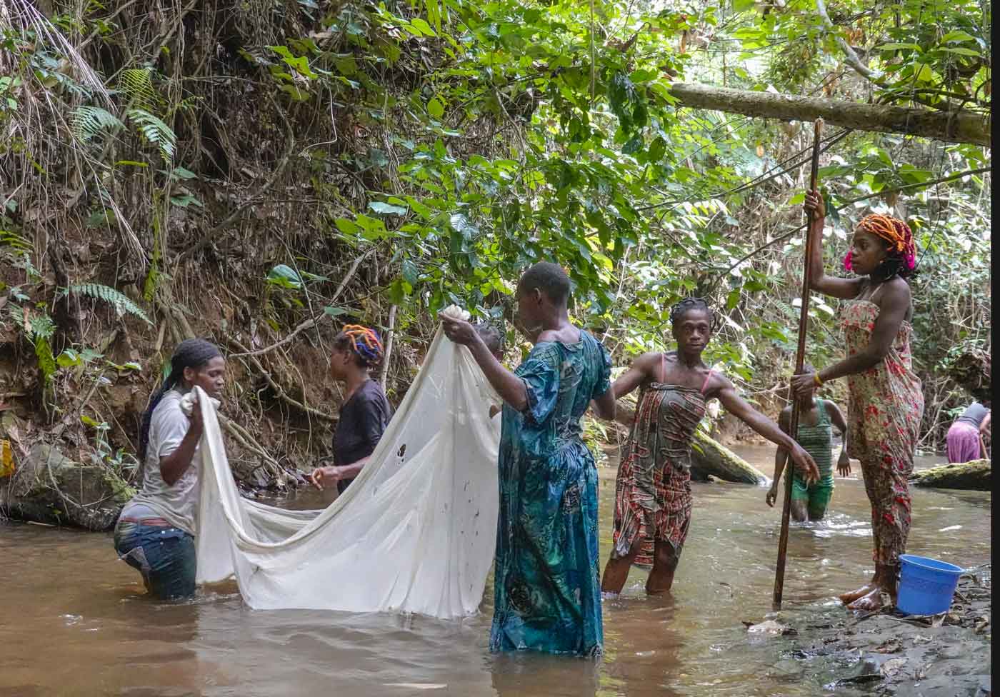 gabón mujeres pescando africa