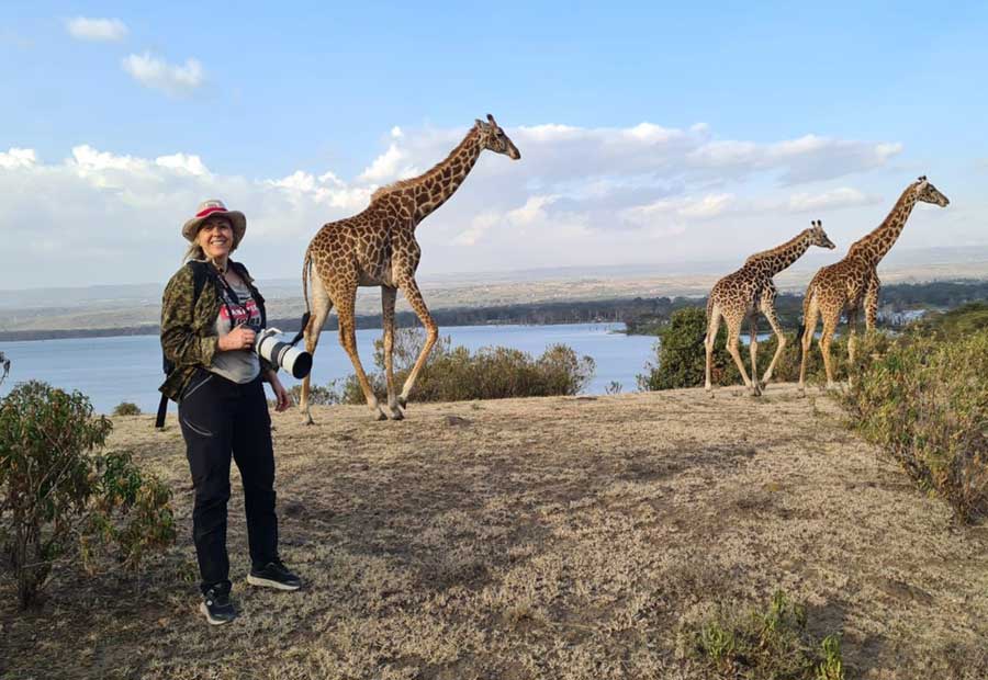 Sara de Sabàtika tours con 3 jirafas en Kenia